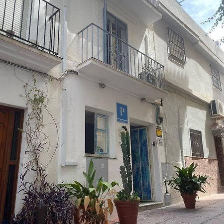Hostal The Monkey Room Marbella Bagian luar foto
