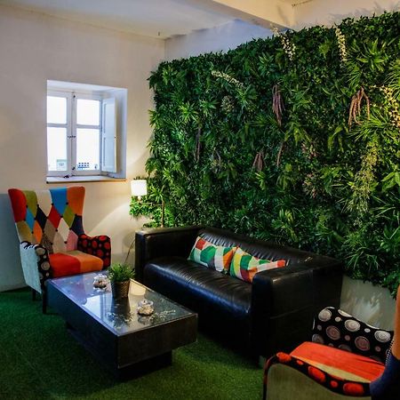 Hostal The Monkey Room Marbella Bagian luar foto