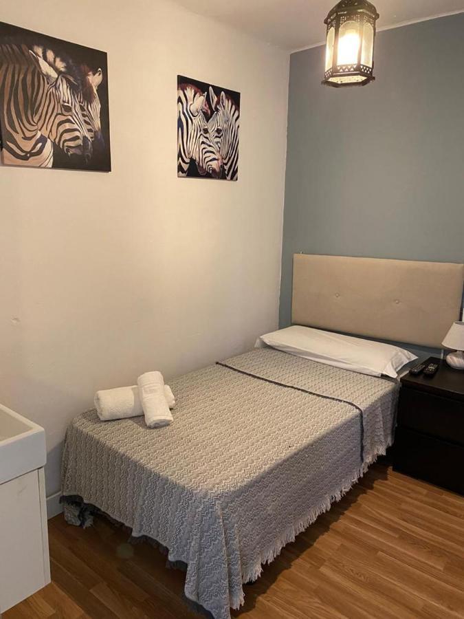 Hostal The Monkey Room Marbella Bagian luar foto