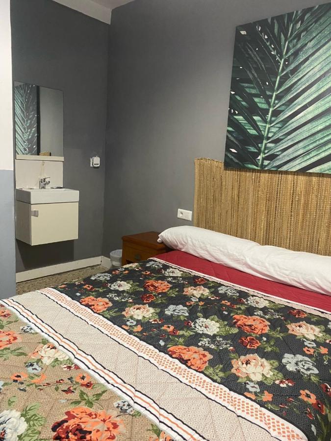 Hostal The Monkey Room Marbella Bagian luar foto