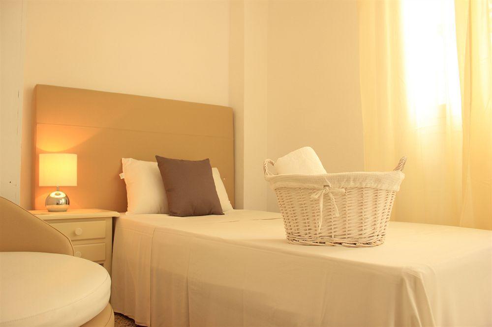 Hostal The Monkey Room Marbella Bagian luar foto