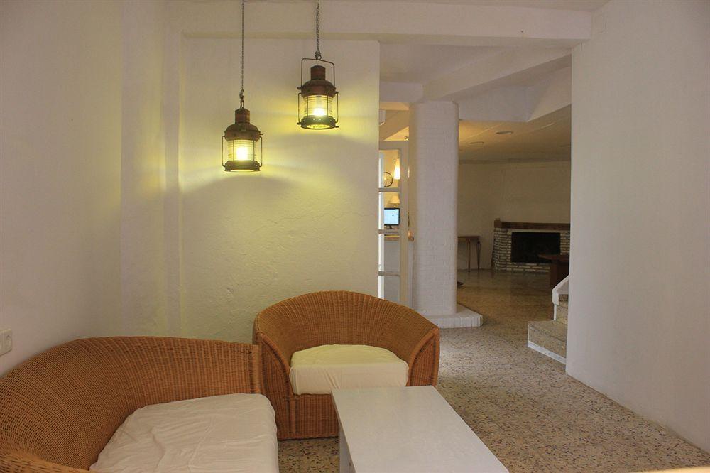 Hostal The Monkey Room Marbella Bagian luar foto