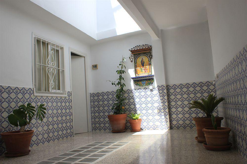 Hostal The Monkey Room Marbella Bagian luar foto