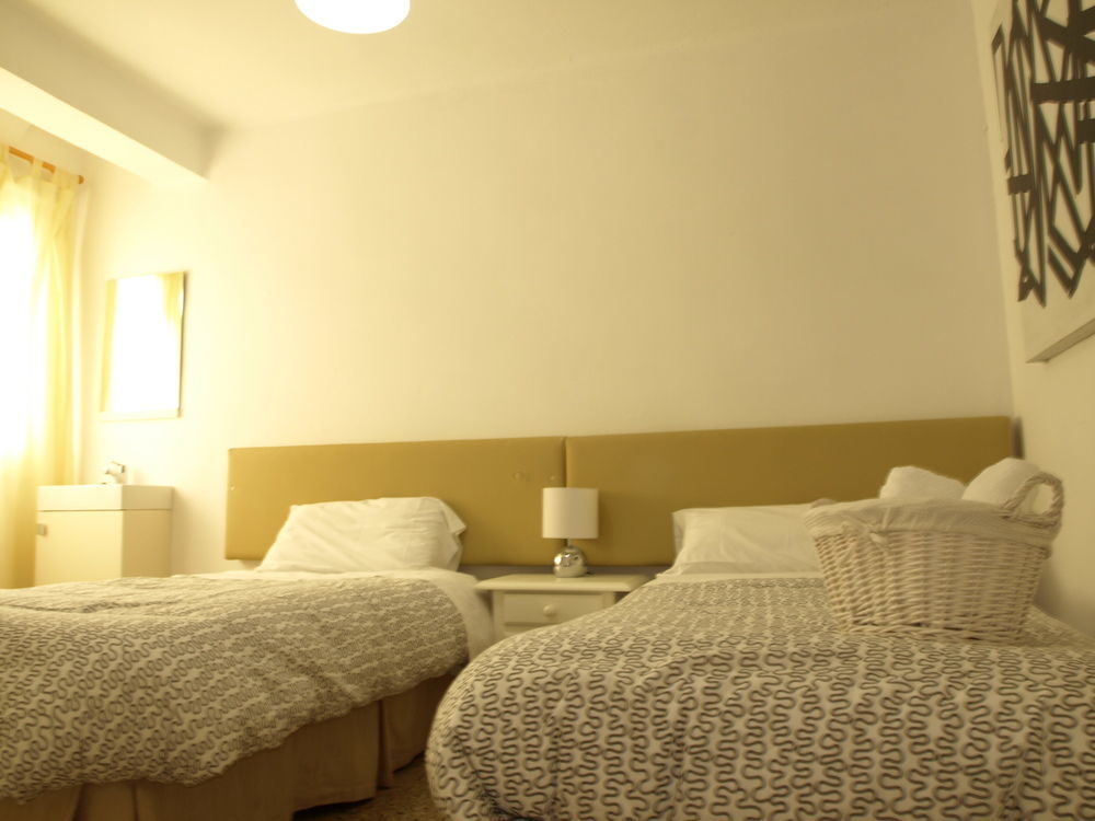 Hostal The Monkey Room Marbella Bagian luar foto