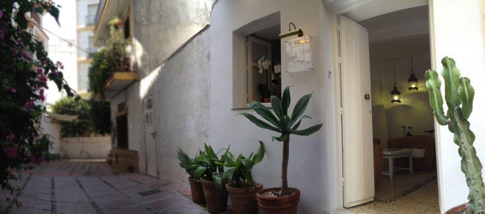 Hostal The Monkey Room Marbella Bagian luar foto