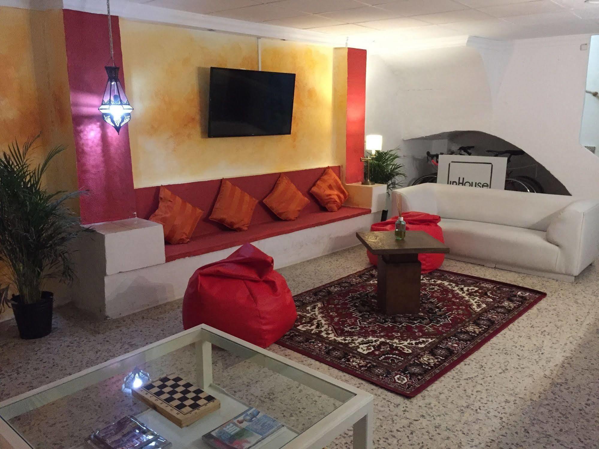 Hostal The Monkey Room Marbella Bagian luar foto