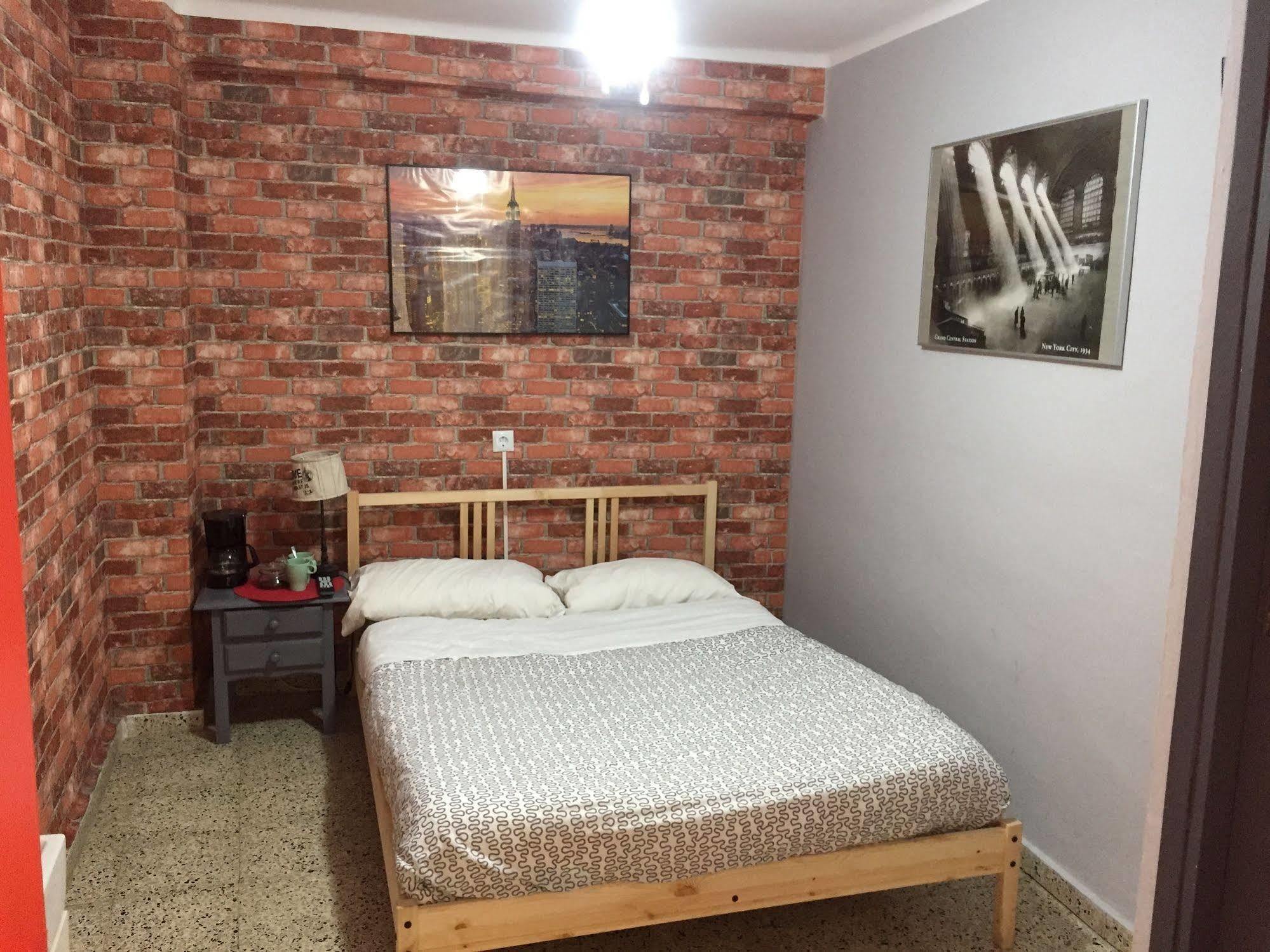 Hostal The Monkey Room Marbella Bagian luar foto