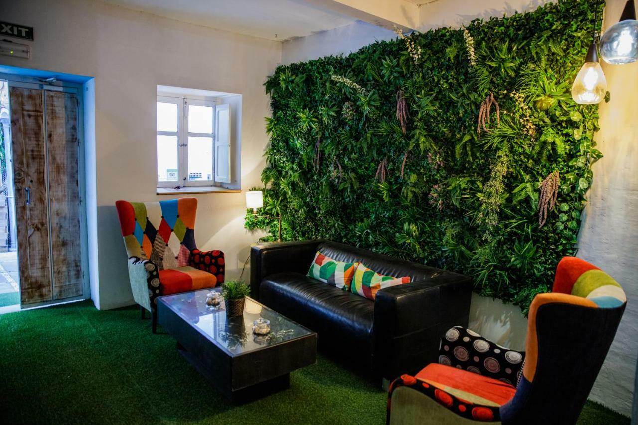 Hostal The Monkey Room Marbella Bagian luar foto