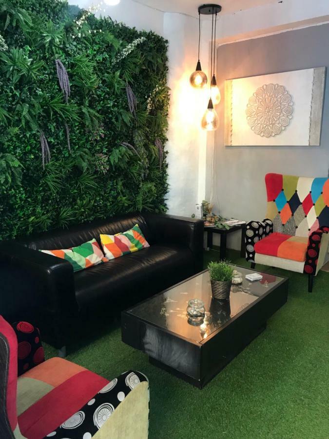 Hostal The Monkey Room Marbella Bagian luar foto