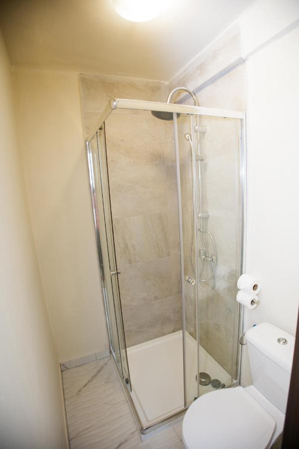 Hostal The Monkey Room Marbella Bagian luar foto